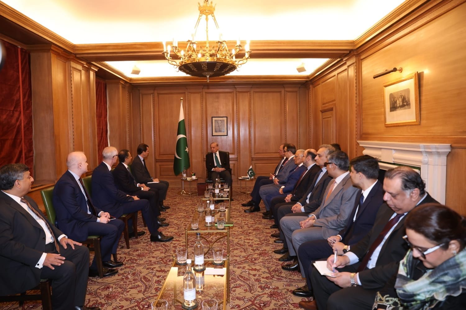 PM woos global financial giants to expand investment, services in Pakistan